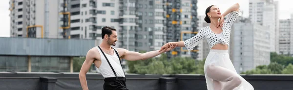 Ballerini che si esibiscono sul tetto dell'edificio all'aperto, banner — Foto stock