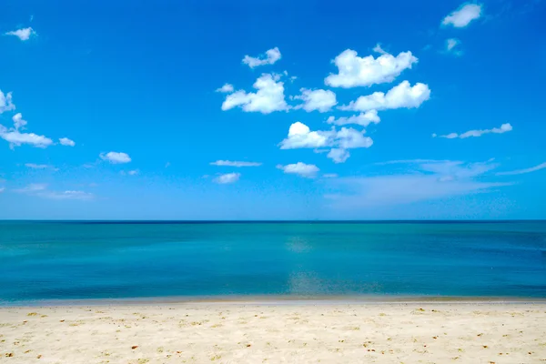 Stranden med en blå himmel och moln. — Stockfoto