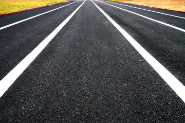 Beyaz trafik çizgiler yolda.