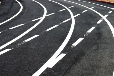 Beyaz trafik çizgiler yolda.