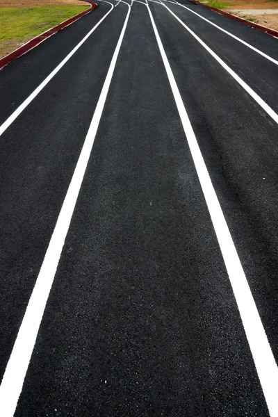 Linee bianche di traffico in pista . — Foto Stock