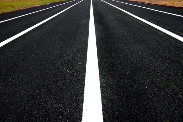 Linee bianche di traffico in pista . — Foto Stock