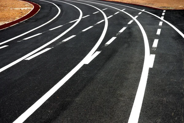 Líneas de tráfico blancas en la pista . —  Fotos de Stock