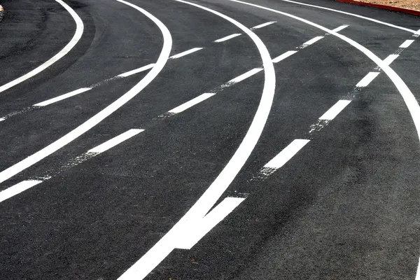 Weiße Verkehrslinien auf den Gleisen. — Stockfoto