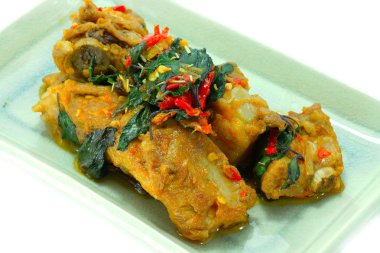 Kızarmış kırmızı fesleğen Domuz kaburga.