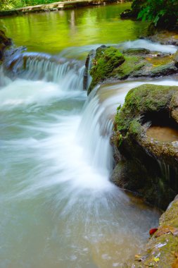 küçük şelale ve kayalarda daha bok khorani Milli Parkı,