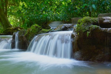 küçük şelale ve kayalarda daha bok khorani Milli Parkı,