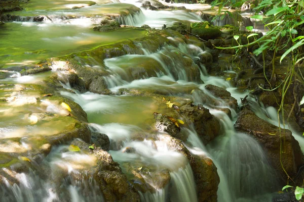 Der kleine Wasserfall und die Felsen im Bok Khorani Nationalpark, — Stockfoto