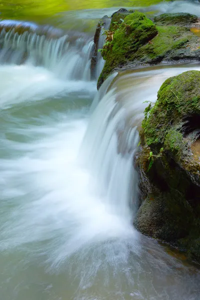 Der kleine Wasserfall und die Felsen im Bok Khorani Nationalpark, — Stockfoto