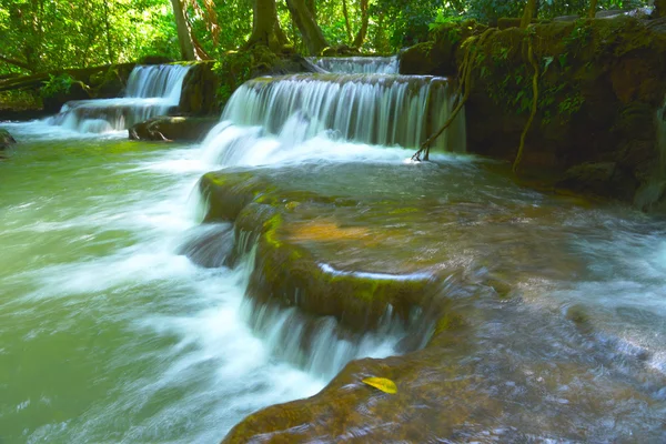 Der kleine Wasserfall und die Felsen im Bok Khorani Nationalpark, — Stockfoto