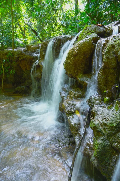 Der kleine Wasserfall und die Felsen im Bok Khorani Nationalpark, — Stockfoto