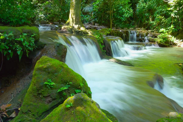 De kleine waterval en rotsen in dan bok khorani nationaal park, — Stockfoto