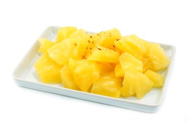 Beyaz bir arka plan olarak ananas dilimleri.