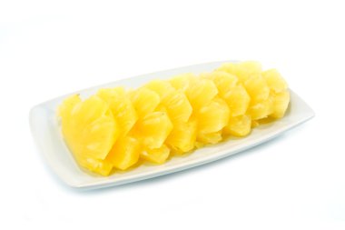 Beyaz bir arka plan olarak ananas dilimleri.