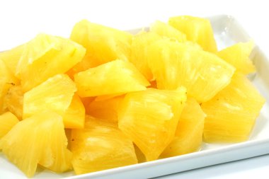 Beyaz bir arka plan olarak ananas dilimleri.