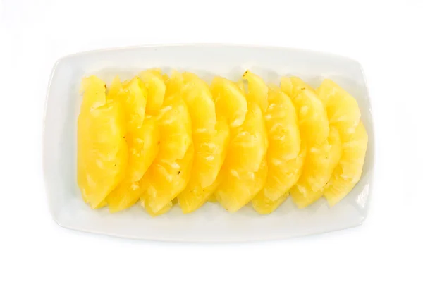 Ananas segmenten in een witte achtergrond. — Stockfoto