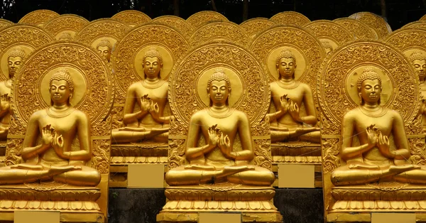 Zlatý buddha meditace. — Stock fotografie