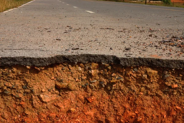 El camino se agrieta y se desintegra . — Foto de Stock