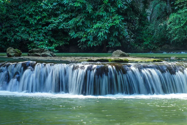 De små vattenfallen och klipporna i nationalparken, Thailand. — Stockfoto