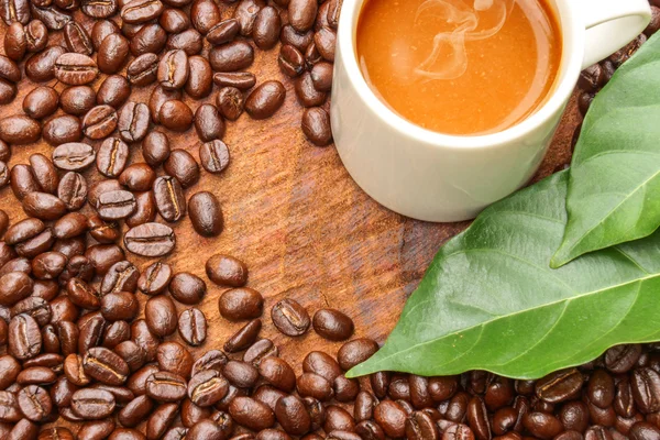 Coffee and beans on the wooden background. — Stock Photo, Image