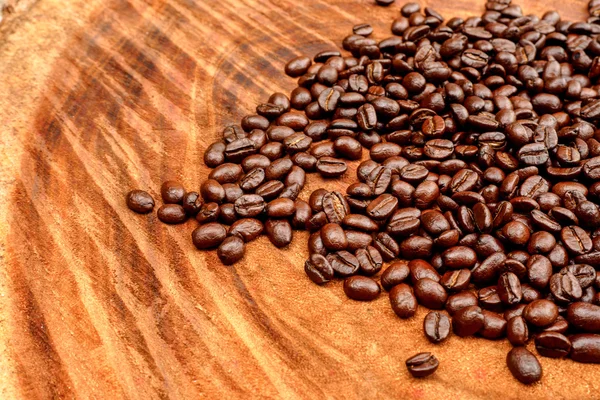 Granos de café en el fondo de madera. —  Fotos de Stock