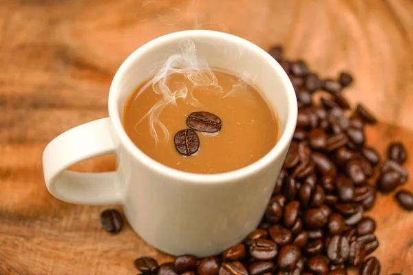 Coffee and beans on the wooden background. — Stock Photo, Image