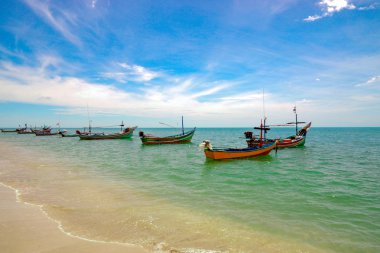 mavi bir gökyüzü ve bulutlar ile plaj.