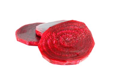 dilimlenmiş beyaz zemin üzerine kırmızı pancar