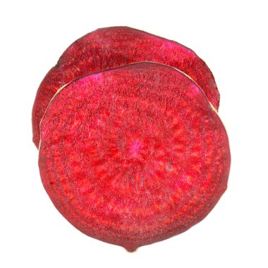 dilimlenmiş beyaz zemin üzerine kırmızı pancar