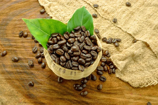 Granos de café en el fondo de madera. —  Fotos de Stock