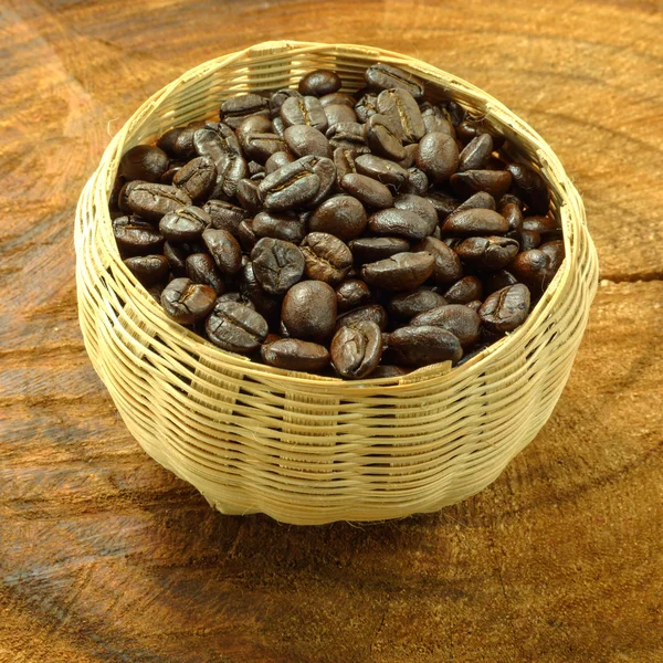 Ziarna kawy na drewnianym tle. — Zdjęcie stockowe