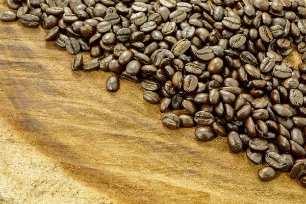 Granos de café en el fondo de madera. — Foto de Stock