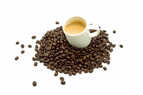 Caffè e fagioli sullo sfondo bianco . — Foto Stock
