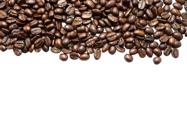Chicchi di caffè sullo sfondo bianco. — Foto Stock