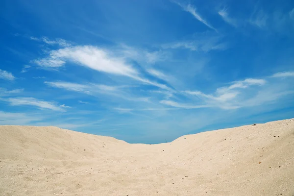 The beach with a blue sky and clouds. — Stock Photo, Image