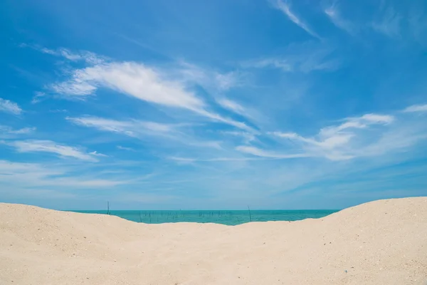 La playa con un cielo azul y nubes . — Foto de Stock