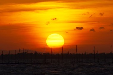 gün batımı ve alacakaranlık gökyüzü göl. Tayland.