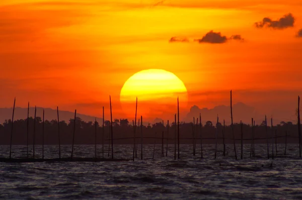 Zonsondergang en hemel te twilight op het meer. Thailand. — Stockfoto