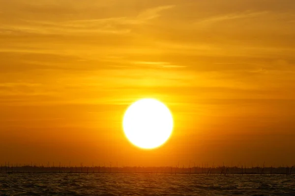 Puesta de sol al crepúsculo en el lago., Tailandia . —  Fotos de Stock