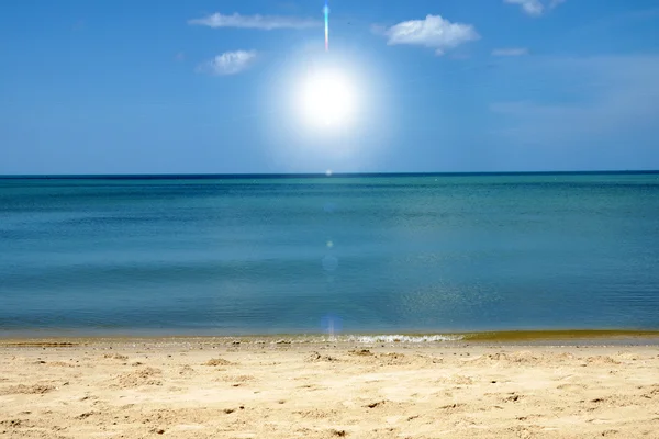 Ciel bleu avec gros plan nuageux sur la plage — Photo