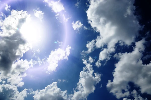 Cielo azul con primer plano de nubes —  Fotos de Stock