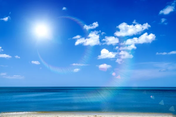 Langit biru dengan awan tertutup di pantai — Stok Foto