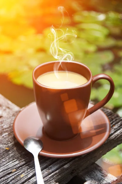 Morgenkaffee im Garten — Stockfoto