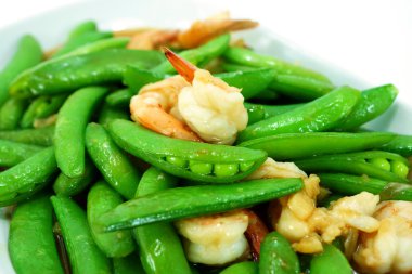 kızarmış karides taze bezelye.