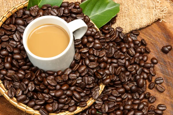 Kaffeebohnen auf dem hölzernen Hintergrund. — Stockfoto