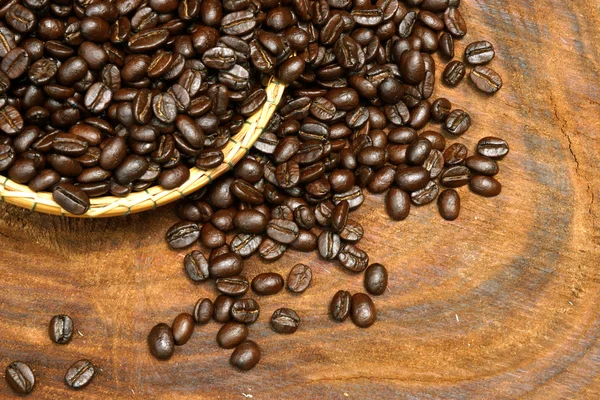 Kaffebönor på trä bakgrund. — Stockfoto