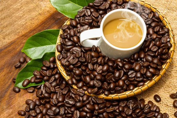 Koffiebonen op de houten achtergrond. — Stockfoto