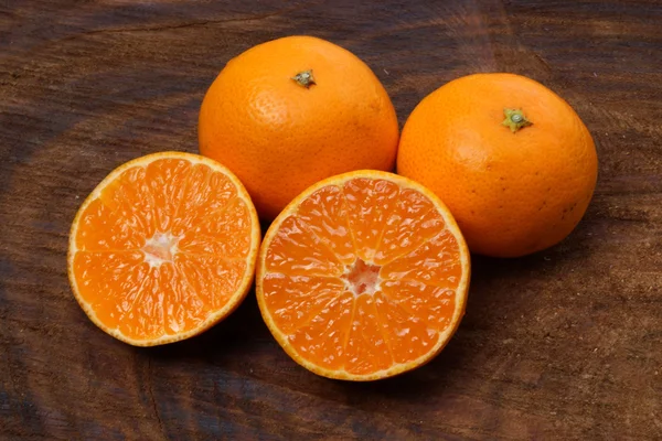 Naranjas frescas sobre fondo de madera . —  Fotos de Stock
