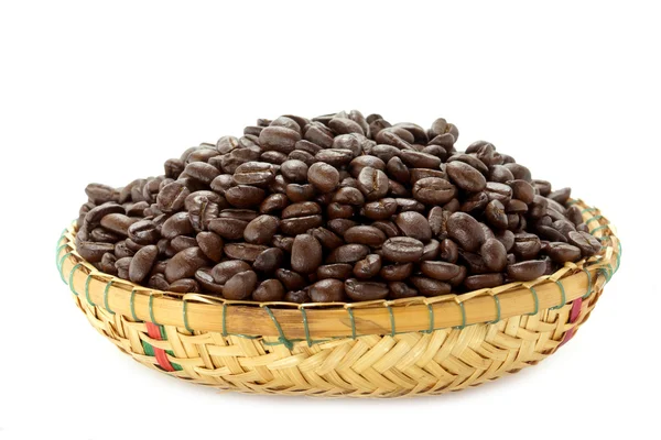 Kaffeebohnen in Bambuskörben geröstet. — Stockfoto