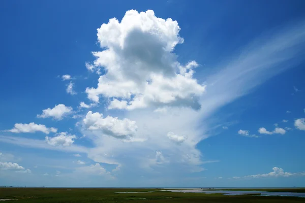 雲に囲まれた青い空. — ストック写真